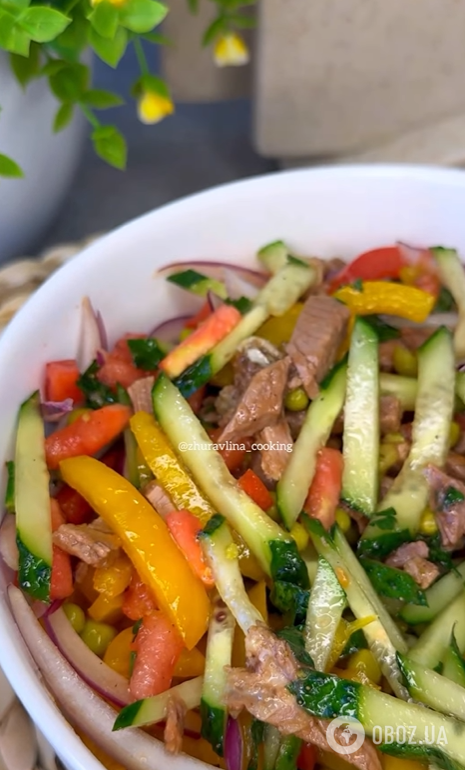 Яркий салат из овощей и мяса: готовится без майонеза