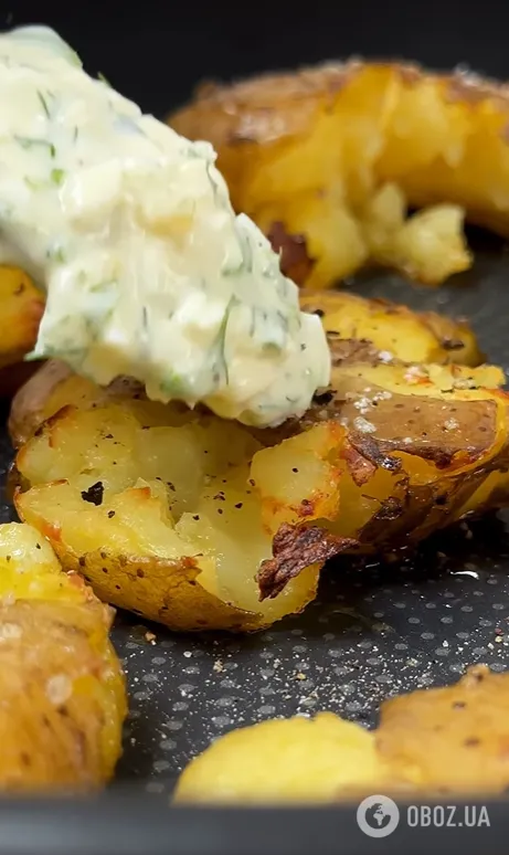 Смачна запечена картопля в шкірці: додайте зверху смачний соус