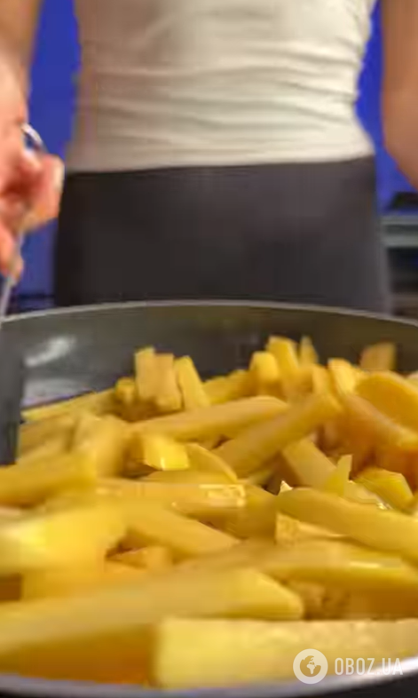 Жареный картофель с колбасками и сыром: делимся рецептом простого и сытного обеда