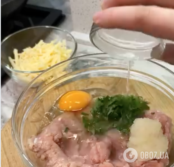 Соковиті, але не жирні чебуреки з лаваша з м'ясом і сиром за 5 хвилин: найледачіший рецепт