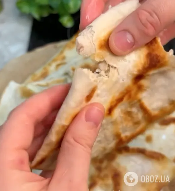 Соковиті, але не жирні чебуреки з лаваша з м'ясом і сиром за 5 хвилин: найледачіший рецепт