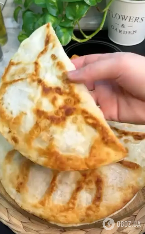 Соковиті, але не жирні чебуреки з лаваша з м'ясом і сиром за 5 хвилин: найледачіший рецепт