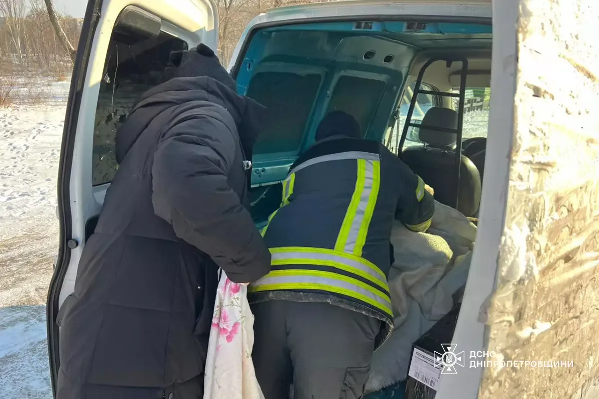 Попал в ледяную ловушку: на Днепропетровщине спасли лебедя, который примерз ко льду. Фото