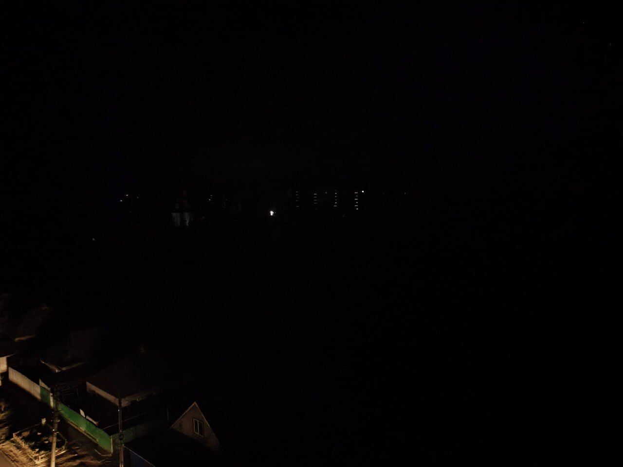 В Мариуполе взорвалась и горит крупная подстанция: в оккупированном городе пропал свет. Фото и видео