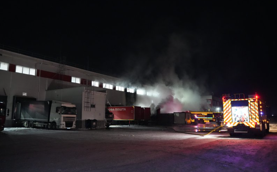 "Було влучання в одне з укриттів": працівник "Нової пошти" розповів про удар РФ по терміналу під Харковом. Фото