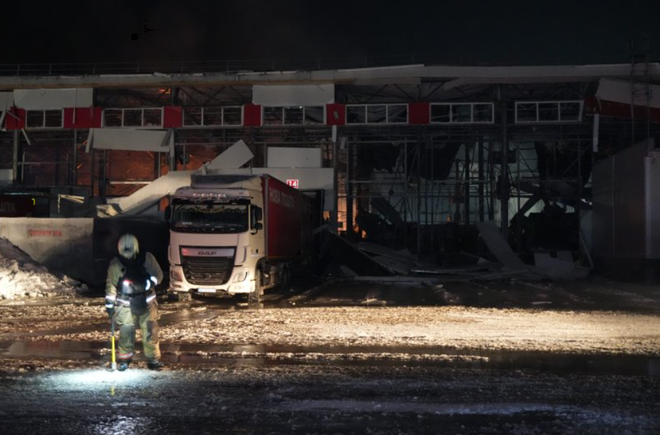 "Було влучання в одне з укриттів": працівник "Нової пошти" розповів про удар РФ по терміналу під Харковом. Фото