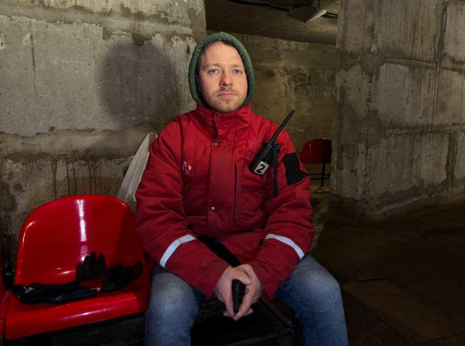 "Було влучання в одне з укриттів": працівник "Нової пошти" розповів про удар РФ по терміналу під Харковом. Фото