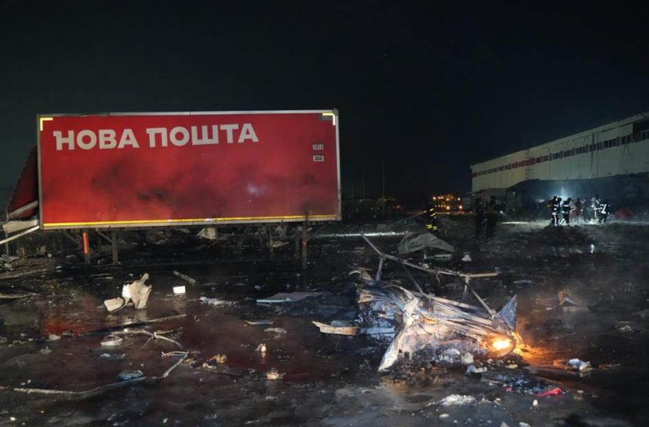 "Було влучання в одне з укриттів": працівник "Нової пошти" розповів про удар РФ по терміналу під Харковом. Фото