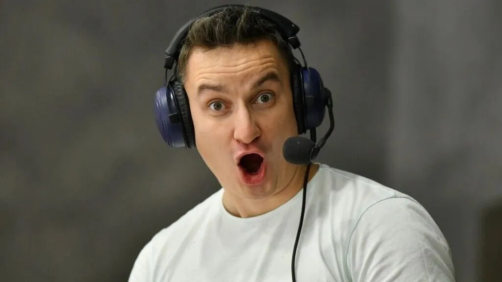 Российский комментатор на хоккее назвал казахстанцев "чебуродами" и поплатился. Видео