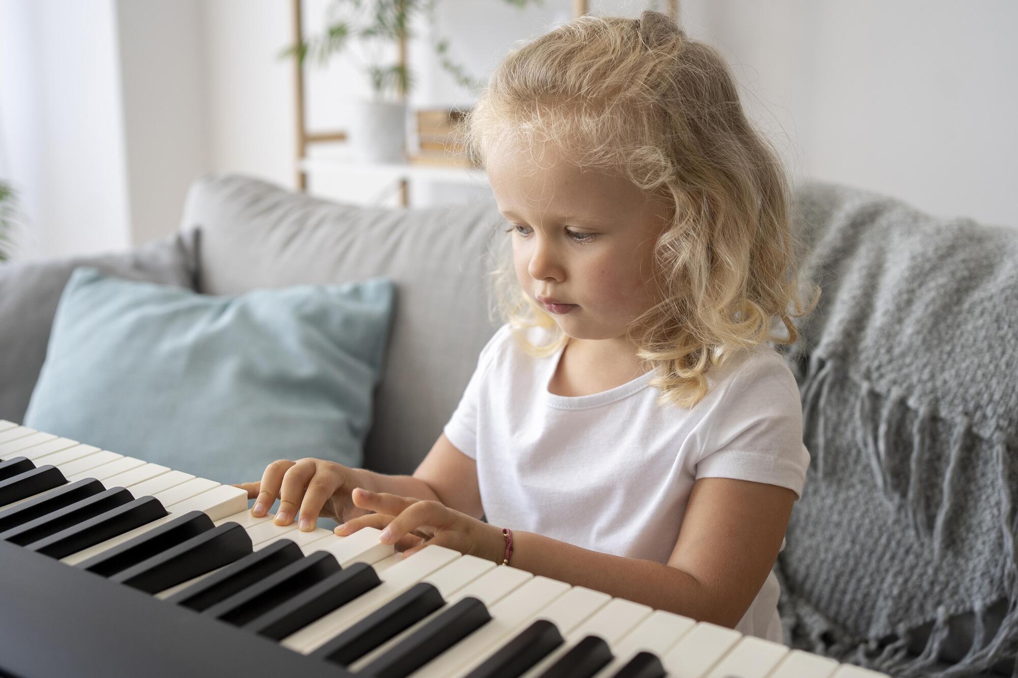 "Ви мене соромите. Вашій мамі діти не потрібні!" Мережу обурила вчителька з Дніпра, яка відбила в сестричок любов до музики