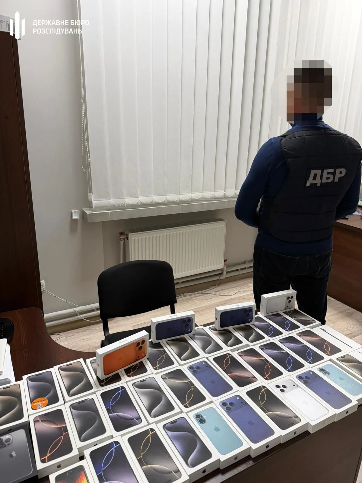 Хабар за незаконно ввезений iPhone: на Буковині затримали посадовця митниці. Фото