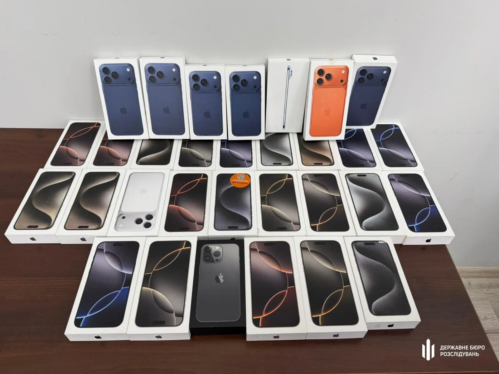 Хабар за незаконно ввезений iPhone: на Буковині затримали посадовця митниці. Фото