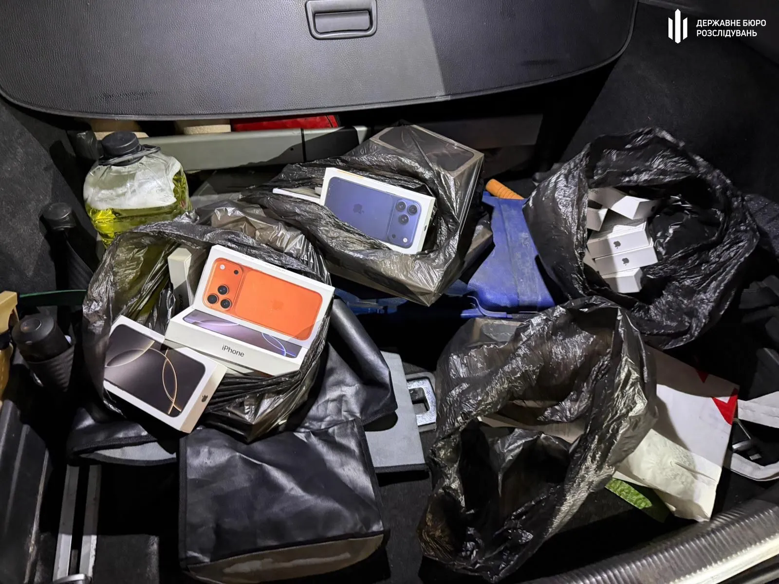 Хабар за незаконно ввезений iPhone: на Буковині затримали посадовця митниці. Фото