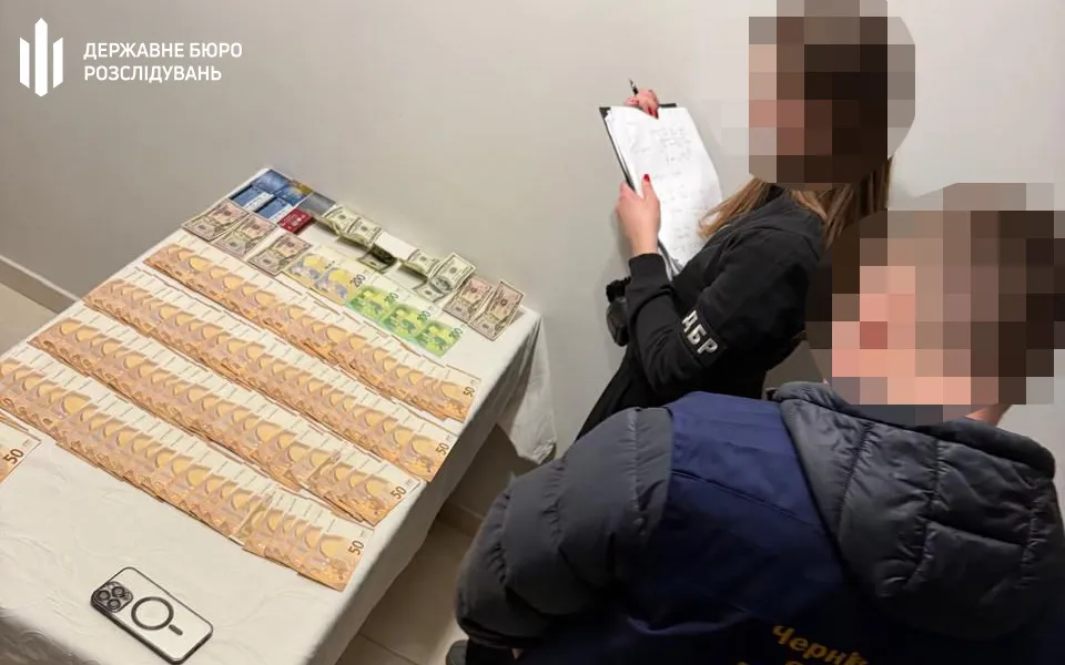 Хабар за незаконно ввезений iPhone: на Буковині затримали посадовця митниці. Фото