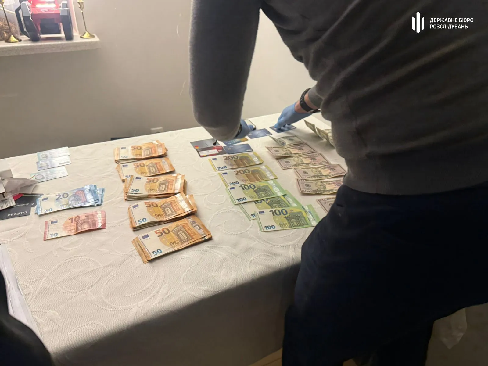 Хабар за незаконно ввезений iPhone: на Буковині затримали посадовця митниці. Фото