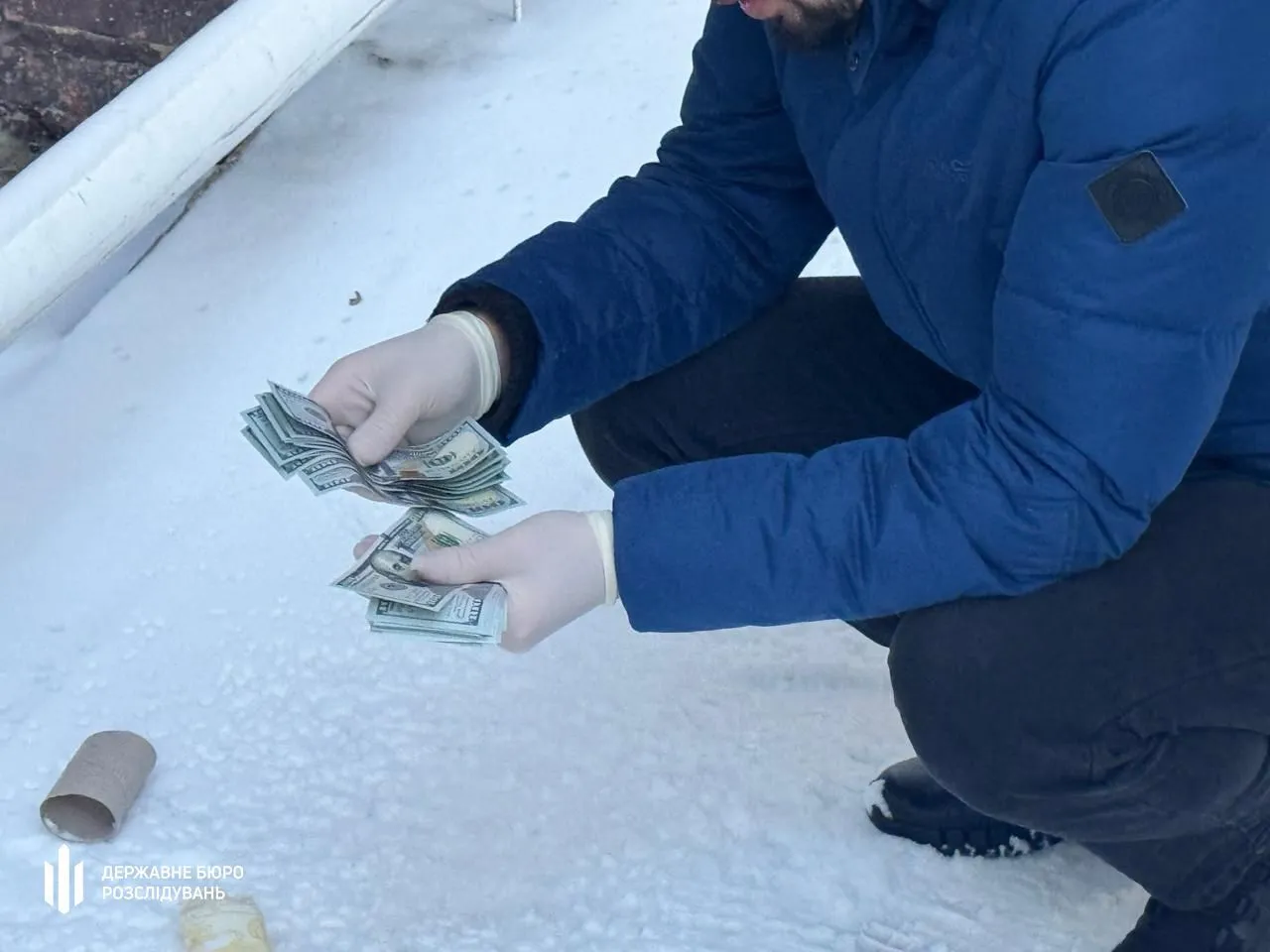 Хабар за незаконно ввезений iPhone: на Буковині затримали посадовця митниці. Фото