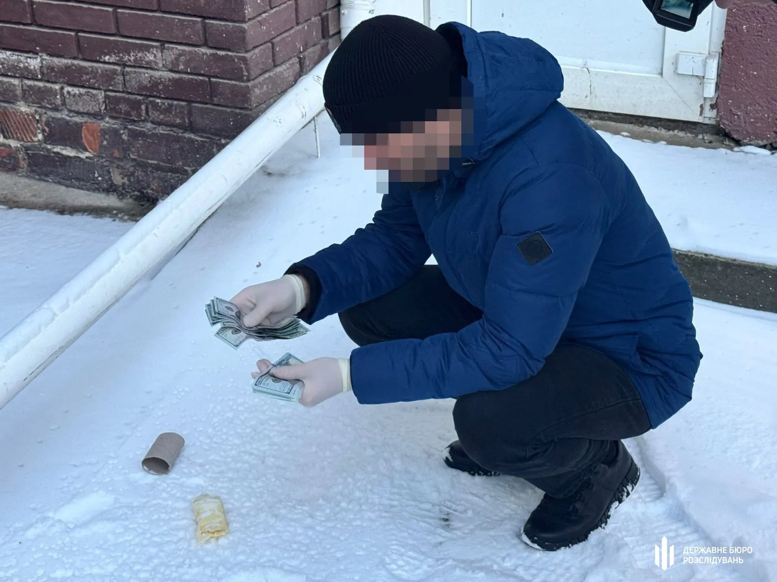 Хабар за незаконно ввезений iPhone: на Буковині затримали посадовця митниці. Фото