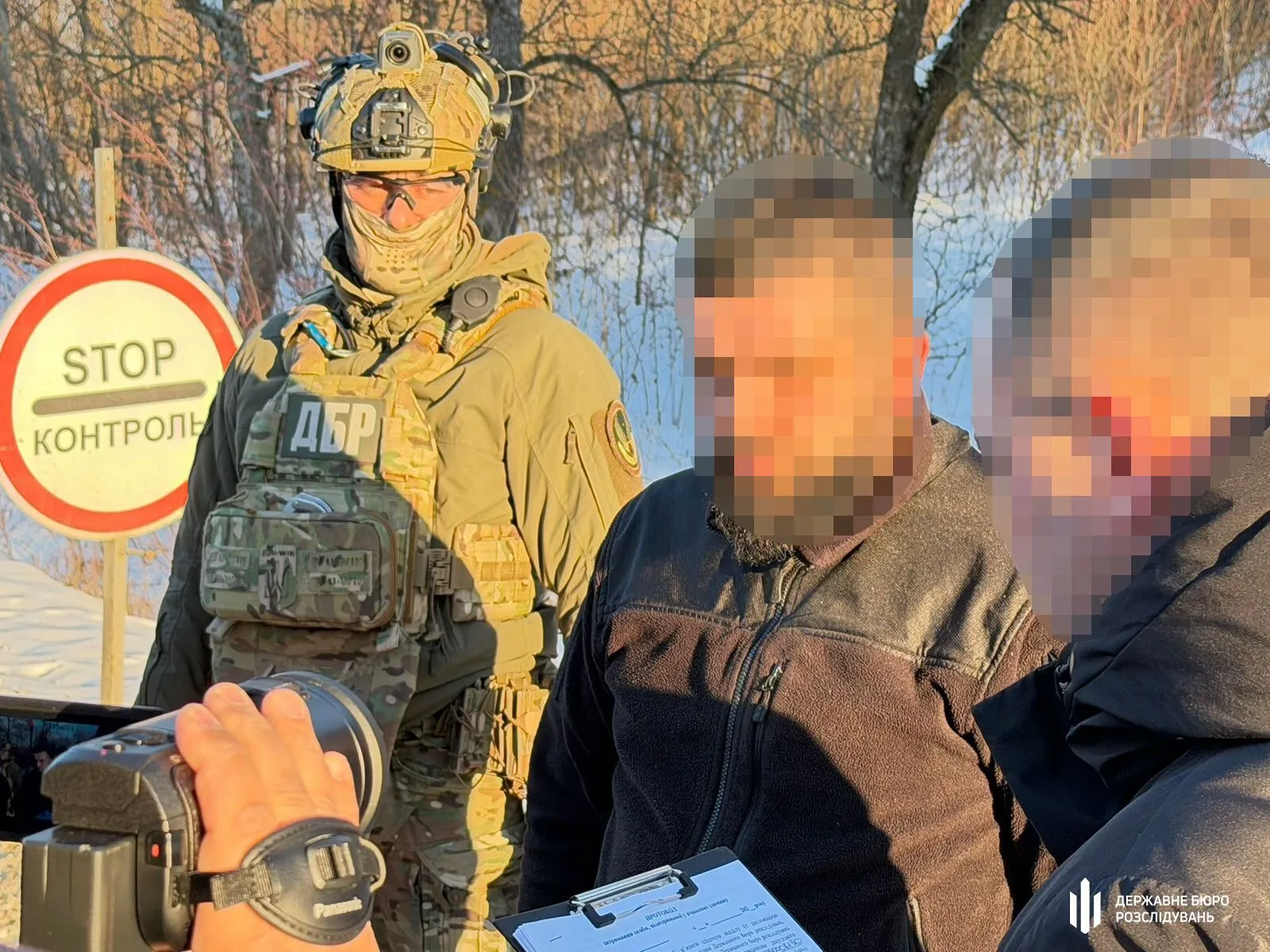 Хабар за незаконно ввезений iPhone: на Буковині затримали посадовця митниці. Фото