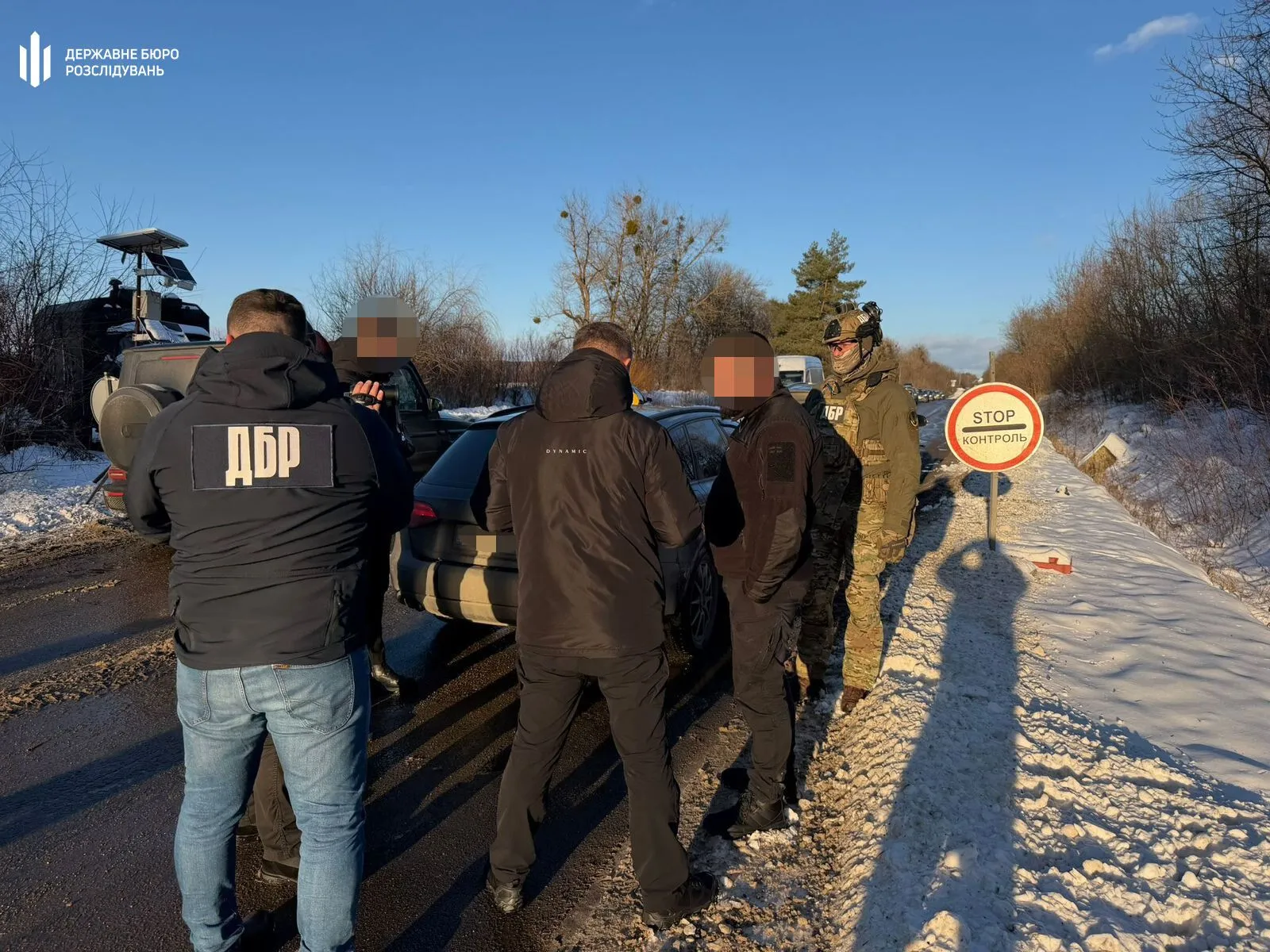Хабар за незаконно ввезений iPhone: на Буковині затримали посадовця митниці. Фото