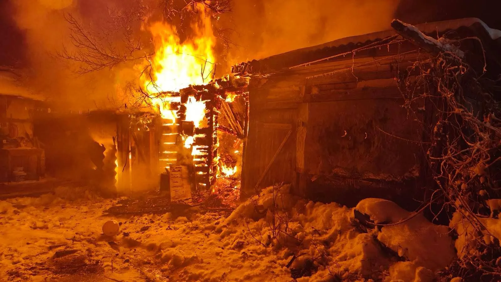 Є пошкодження, введено екстрені відключення світла: наслідки чергової російської атаки на Київщину. Фото