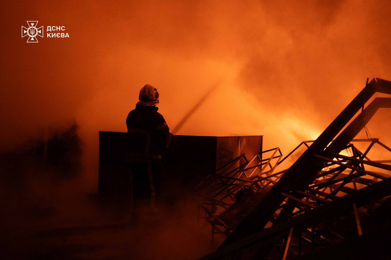 В Киеве ночью произошел масштабный пожар в складском помещении. Подробности, фото и видео