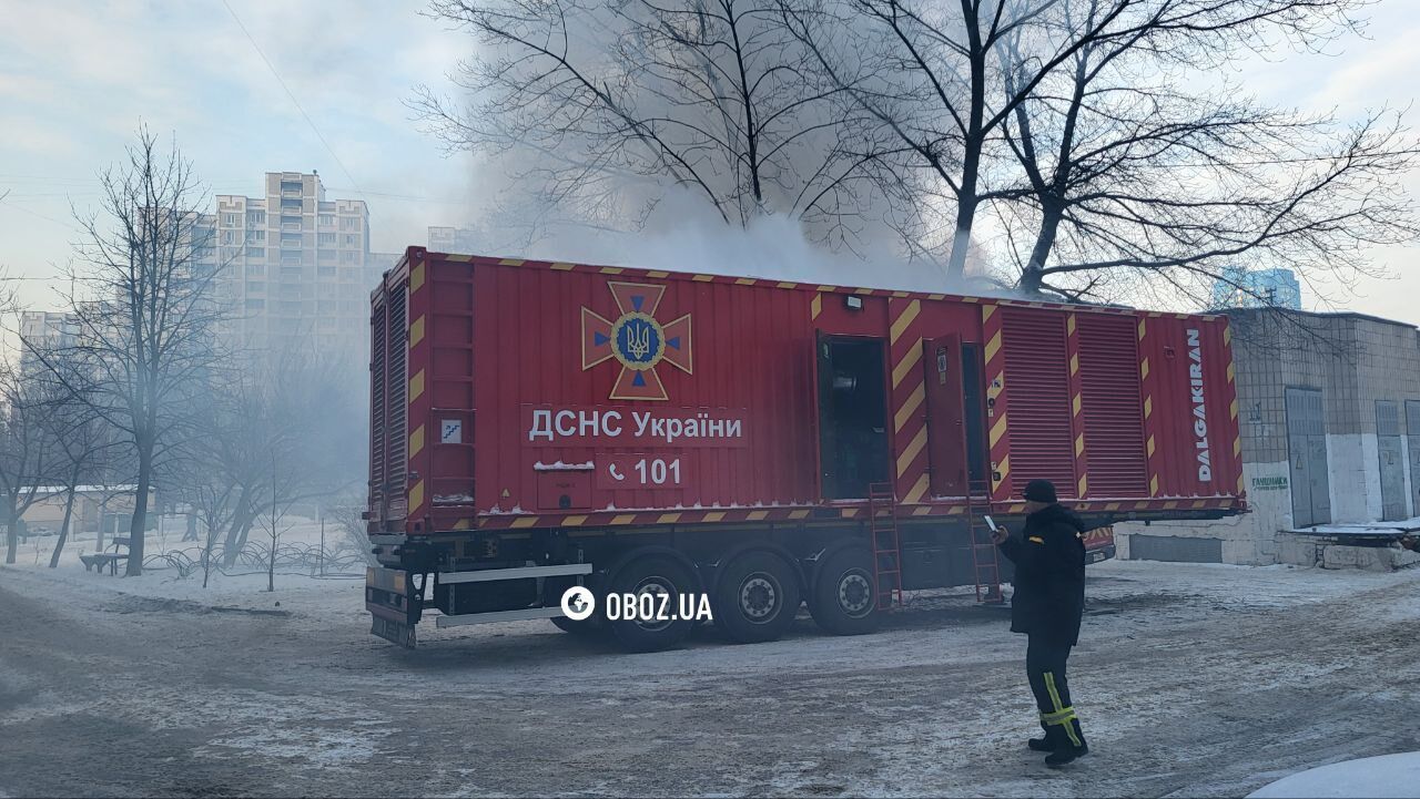 Генераторами заживили багатоповерхівки: як ДСНС допомагає мешканцям Києва під час відключення світла та тепла. Фото та відео