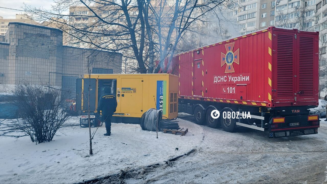 Генераторами заживили багатоповерхівки: як ДСНС допомагає мешканцям Києва під час відключення світла та тепла. Фото та відео