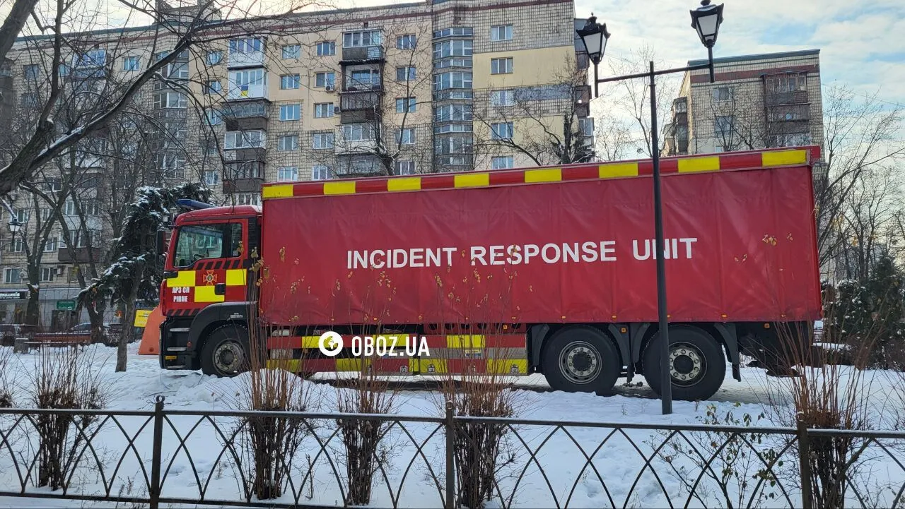 Генераторами заживили багатоповерхівки: як ДСНС допомагає мешканцям Києва під час відключення світла та тепла. Фото та відео