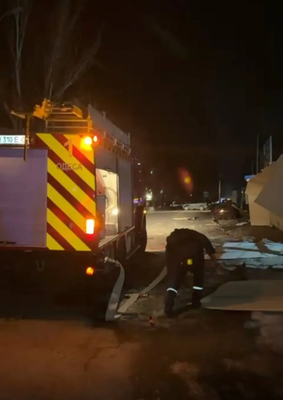 Було дві хвилі атак: Росія вночі вдарила по Одесі, постраждали шестеро людей. Фото і відео