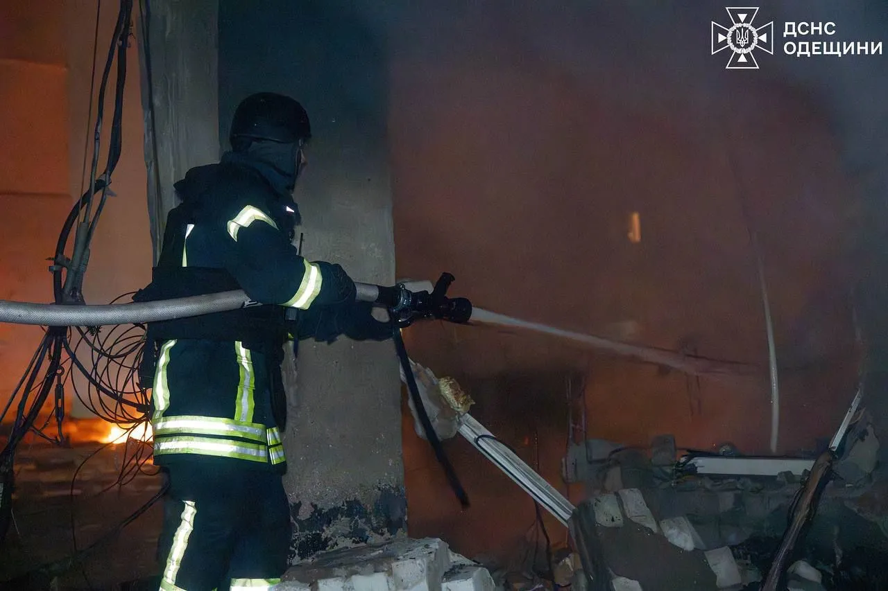 Було дві хвилі атак: Росія вночі вдарила по Одесі, постраждали шестеро людей. Фото і відео