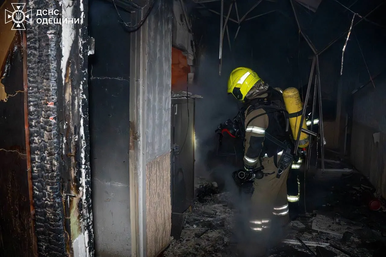 Було дві хвилі атак: Росія вночі вдарила по Одесі, постраждали шестеро людей. Фото і відео