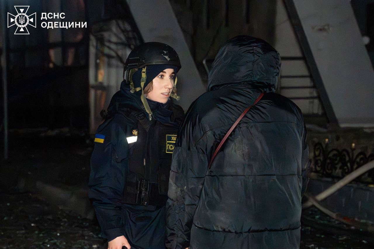 Було дві хвилі атак: Росія вночі вдарила по Одесі, постраждали шестеро людей. Фото і відео