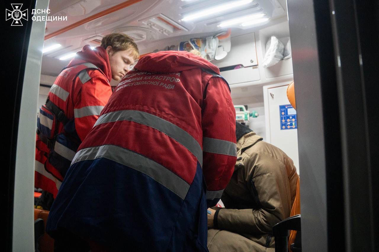 Було дві хвилі атак: Росія вночі вдарила по Одесі, постраждали шестеро людей. Фото і відео