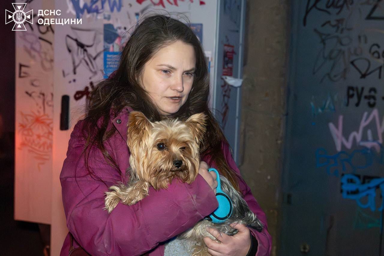 Було дві хвилі атак: Росія вночі вдарила по Одесі, постраждали шестеро людей. Фото і відео