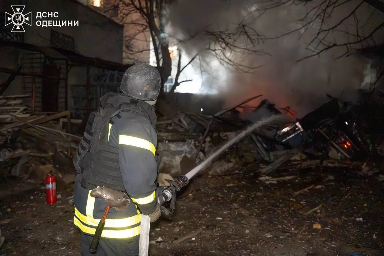 Було дві хвилі атак: Росія вночі вдарила по Одесі, постраждали шестеро людей. Фото і відео