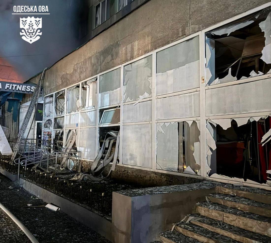 Було дві хвилі атак: Росія вночі вдарила по Одесі, постраждали шестеро людей. Фото і відео