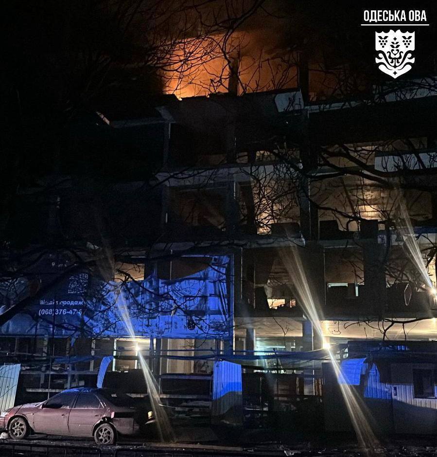 Було дві хвилі атак: Росія вночі вдарила по Одесі, постраждали шестеро людей. Фото і відео