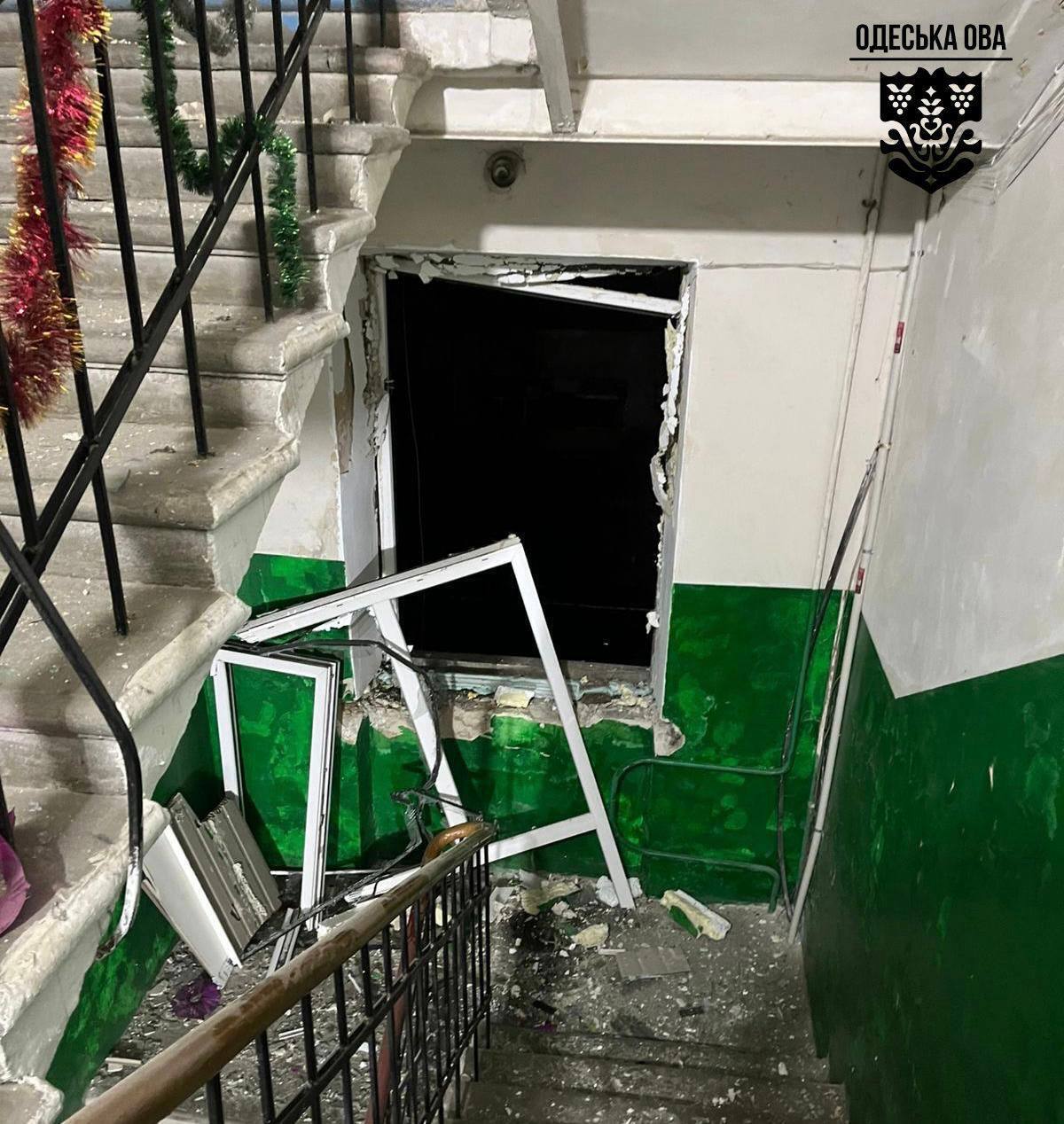 Було дві хвилі атак: Росія вночі вдарила по Одесі, постраждали шестеро людей. Фото і відео