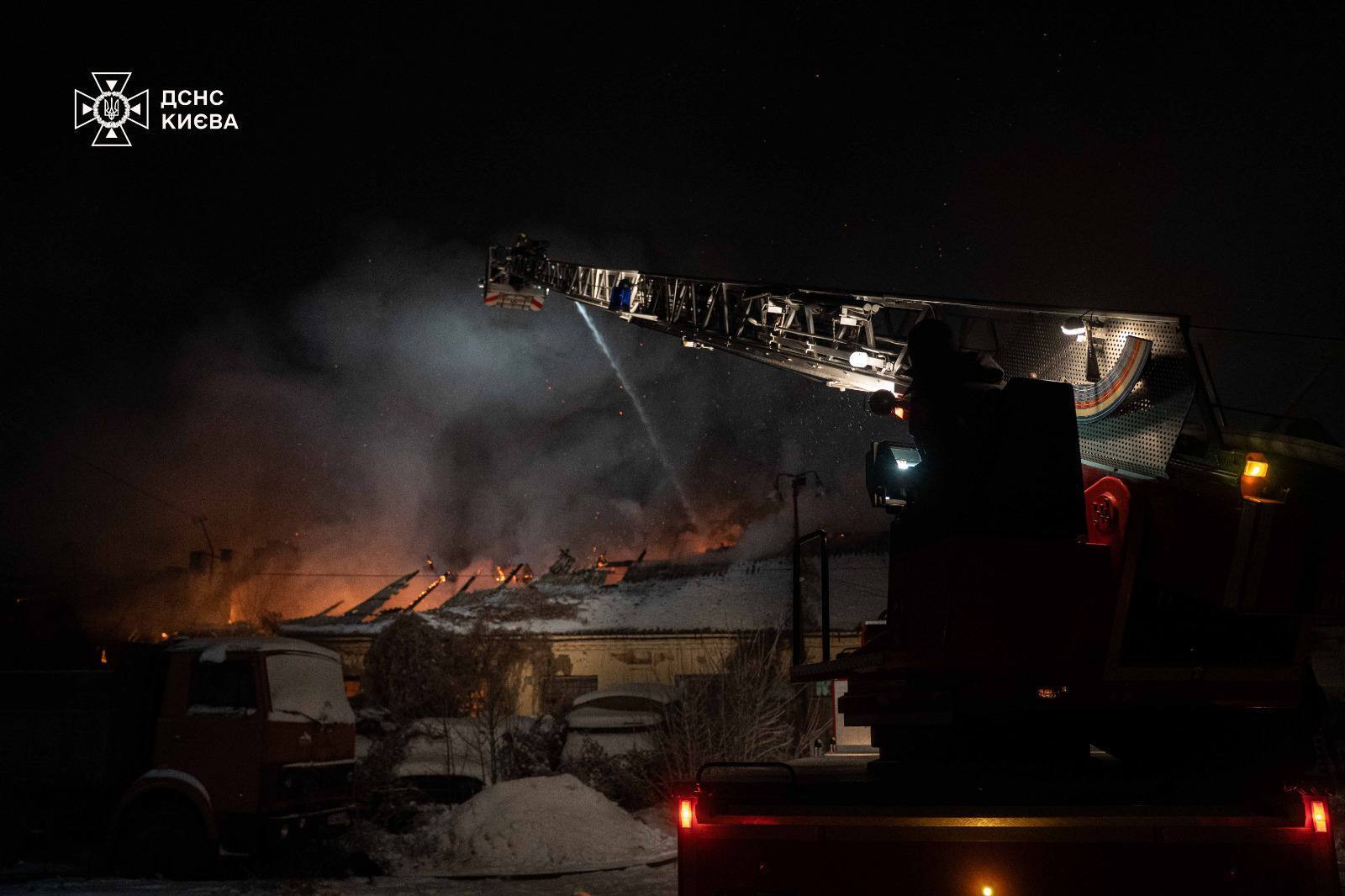 В Киеве ночью произошел масштабный пожар в складском помещении. Подробности, фото и видео