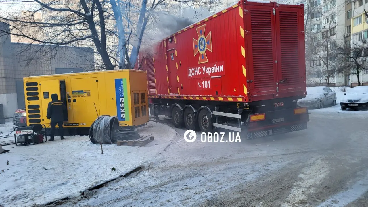 Генераторами заживили багатоповерхівки: як ДСНС допомагає мешканцям Києва під час відключення світла та тепла. Фото та відео
