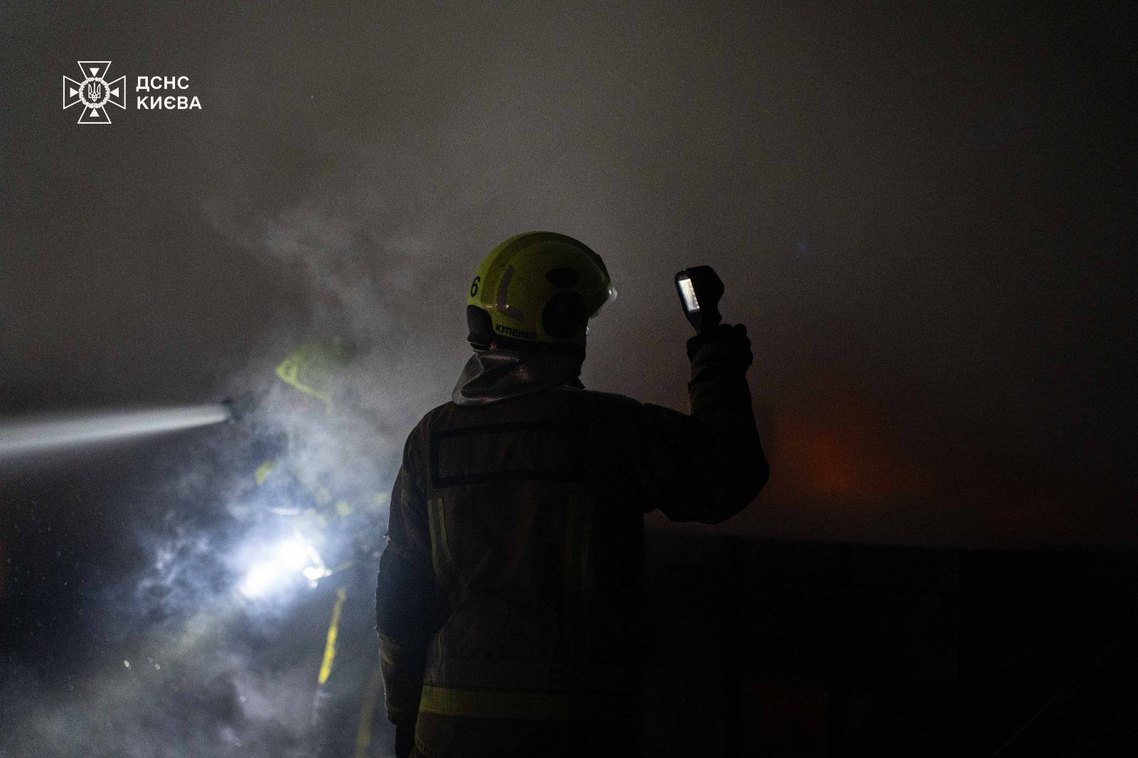 В Киеве ночью произошел масштабный пожар в складском помещении. Подробности, фото и видео