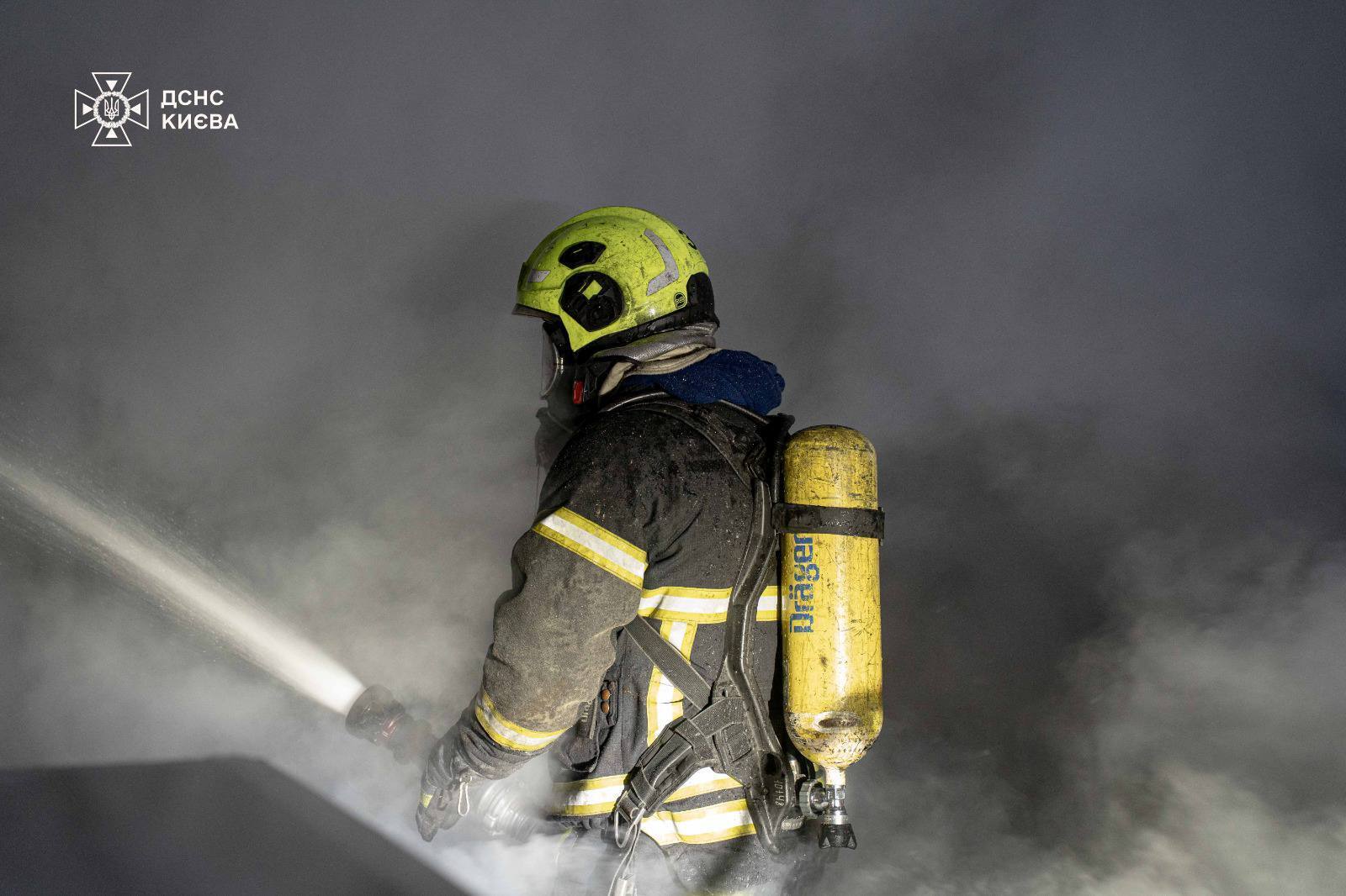 В Киеве ночью произошел масштабный пожар в складском помещении. Подробности, фото и видео