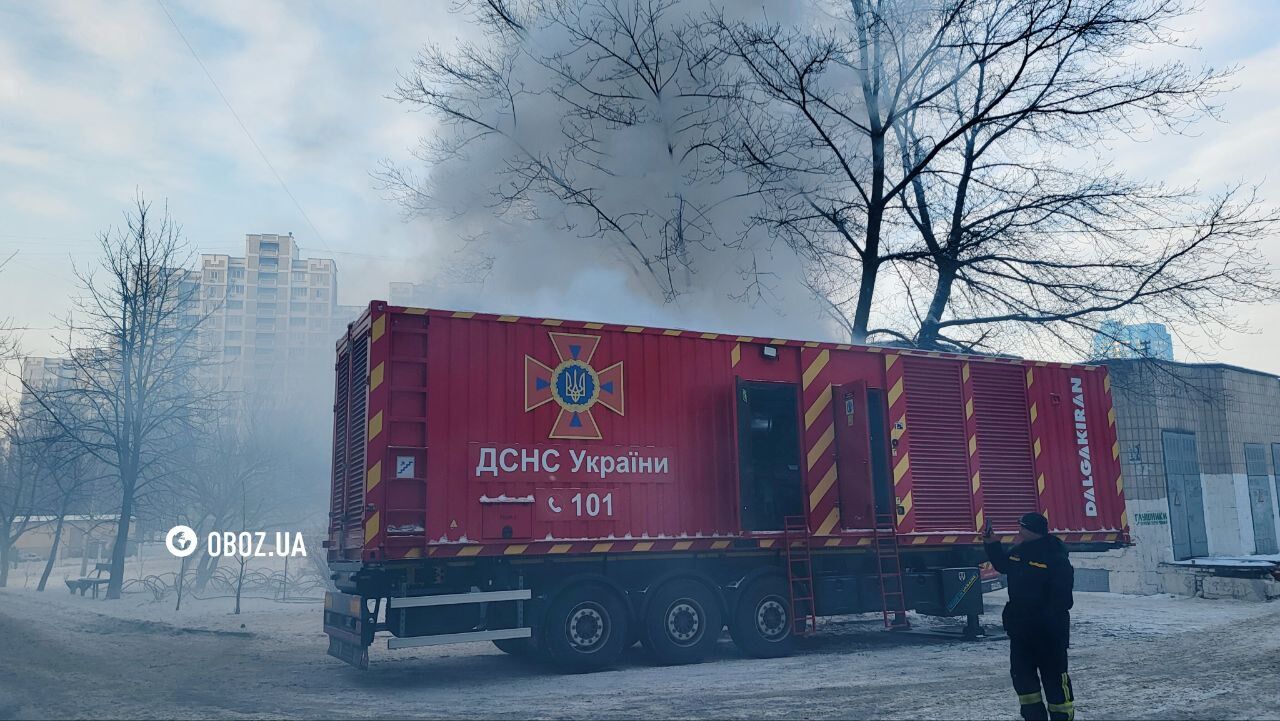 Генераторами заживили багатоповерхівки: як ДСНС допомагає мешканцям Києва під час відключення світла та тепла. Фото та відео