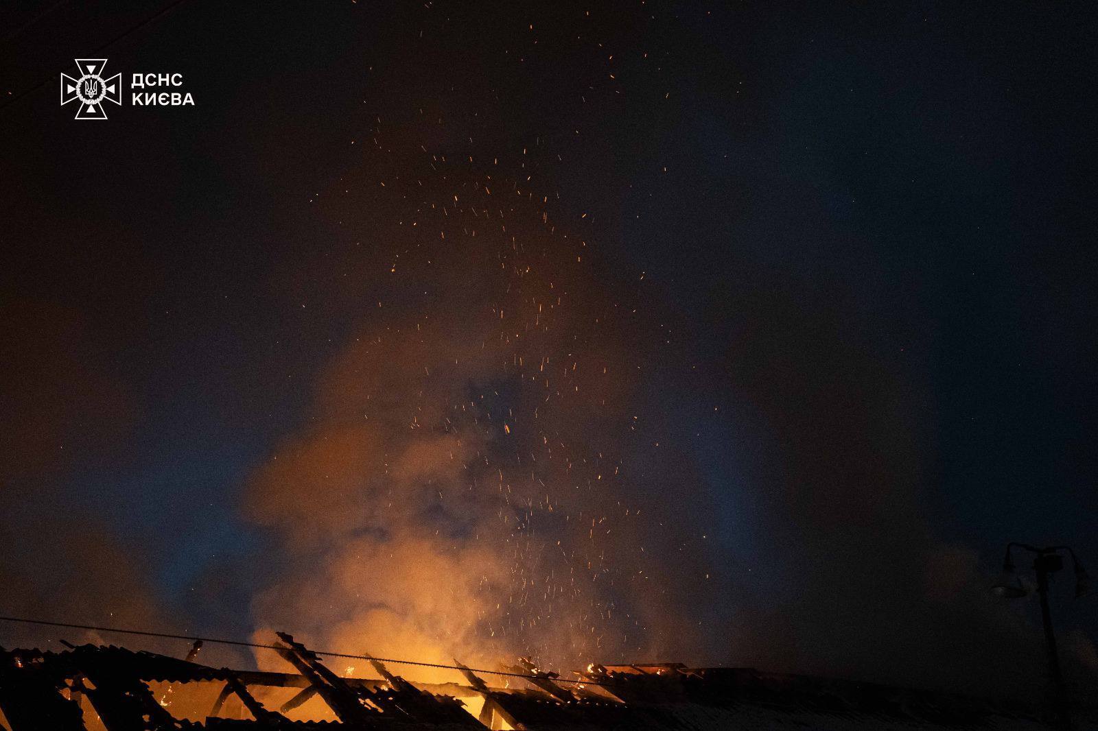 В Киеве ночью произошел масштабный пожар в складском помещении. Подробности, фото и видео