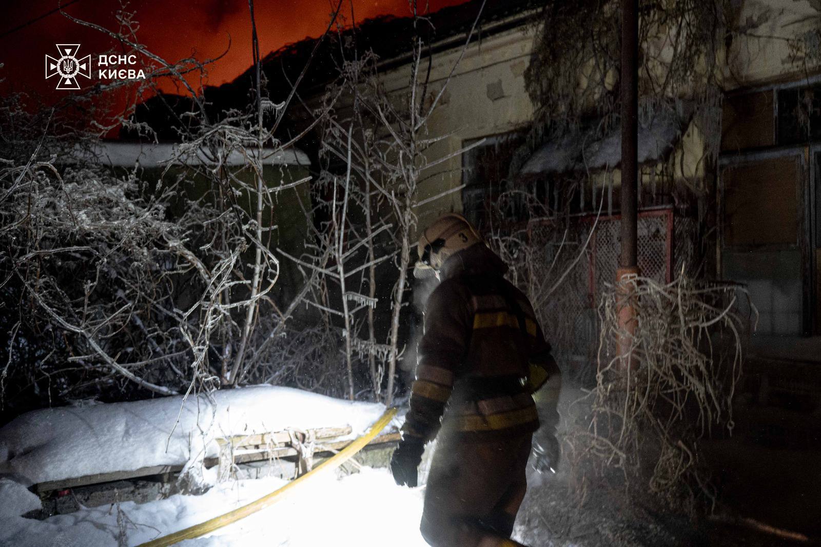 В Киеве ночью произошел масштабный пожар в складском помещении. Подробности, фото и видео