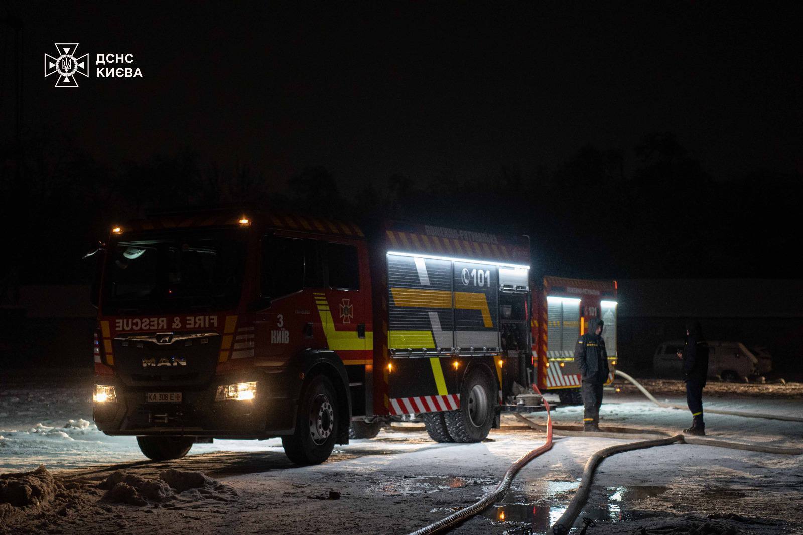 В Киеве ночью произошел масштабный пожар в складском помещении. Подробности, фото и видео