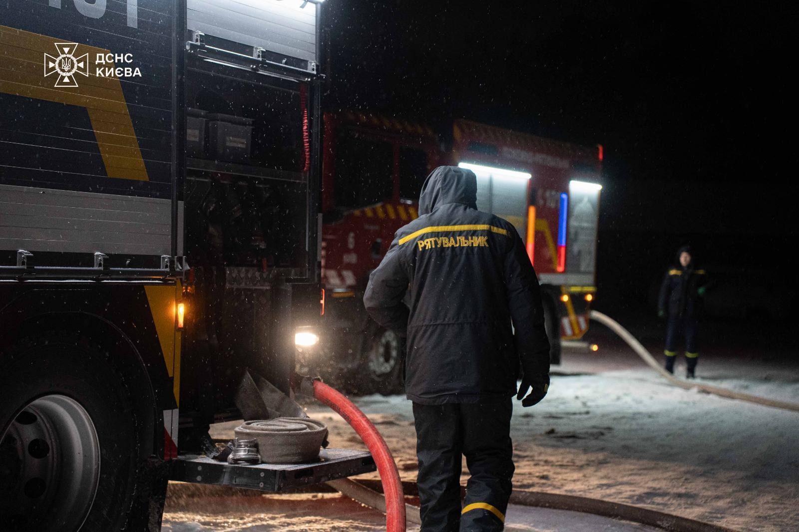 В Киеве ночью произошел масштабный пожар в складском помещении. Подробности, фото и видео