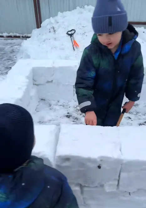 "Майнкрафт" по-українськи: батько, який зробив для дітей сніговий будинок, став зіркою мережі