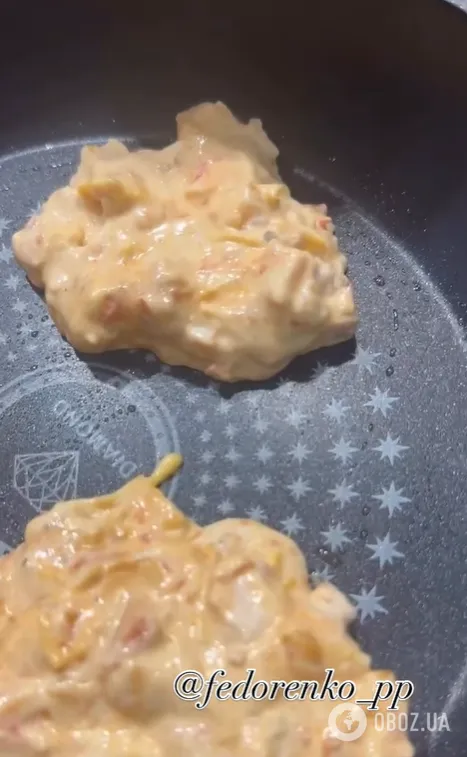 Ліниві оладки на кефірі замість піци: додайте сир, ковбасу та помідори