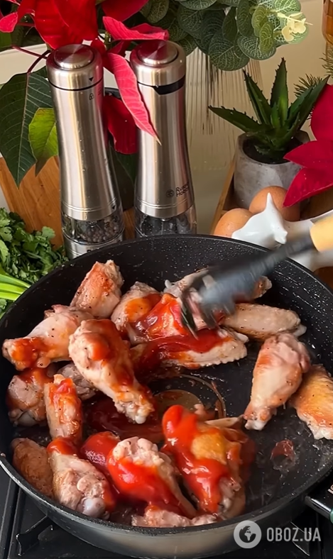 Сочные жареные крылья в пивной глазури: делимся быстрым рецептом мяса на сковородке